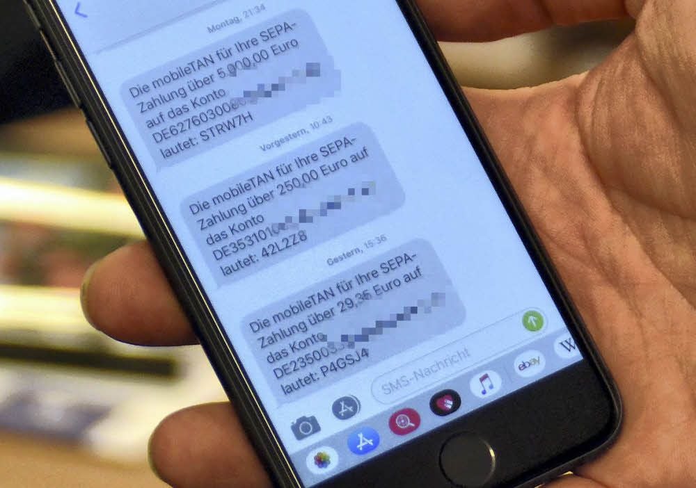 Bankkunden können mobile Transaktionsnummern (mobil-TAN) per SMS anfordern, um Online-Überweisungen freizugeben.