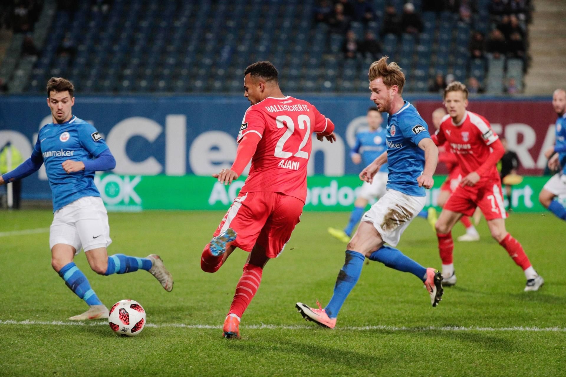 Marvin Ajani bringt eine Flanke vor das Tor.