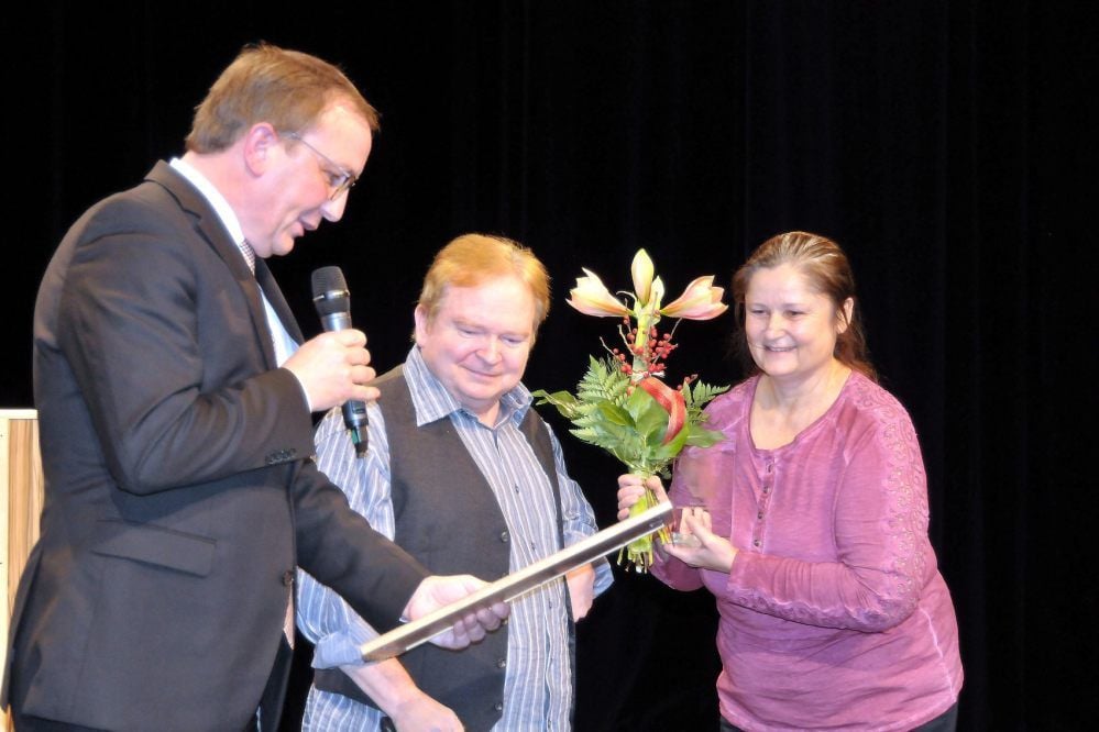 Landrat Markus Bauer verleiht den Kulturpreis des Salzlandkreises 2019 an Andreas Hüllweck, der von seiner Frau Ilse Hüllweck begleitet wurde.