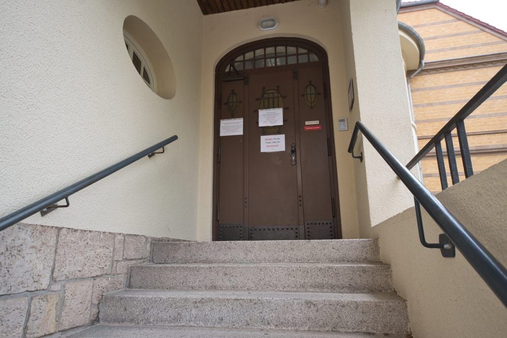 Bis Freitag geschlossen, soll sie ab Montag wieder geöffnet sein: die Gemeinschaftspraxis in Ballenstedt.