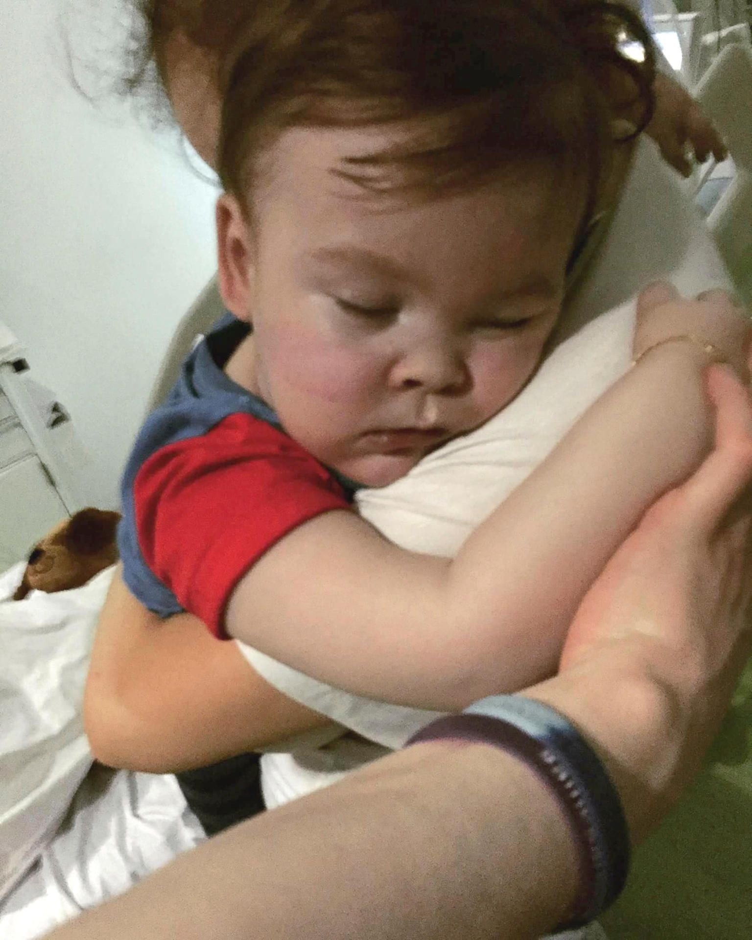 Der britische Junge Alfie Evans in den Armen seiner Mutter Kate James.