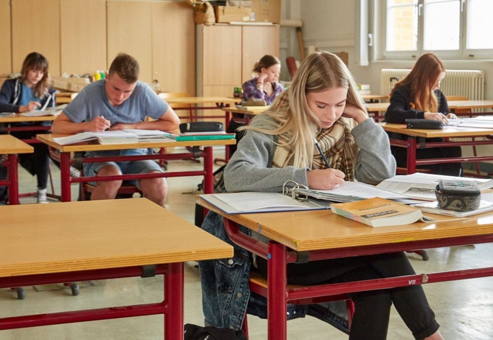 Diese Schüler am Gymnasium Carolinum Bernburg bereiten sich - mit ausreichend Abstand - auf die Geschichtsprüfung vor.