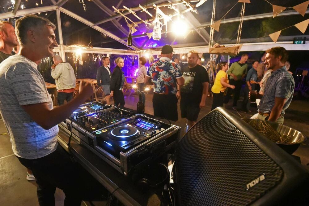 DJ-Musik zum Abschluss: Veranstalter Felix Wohlrab (rechts) ist glücklich.