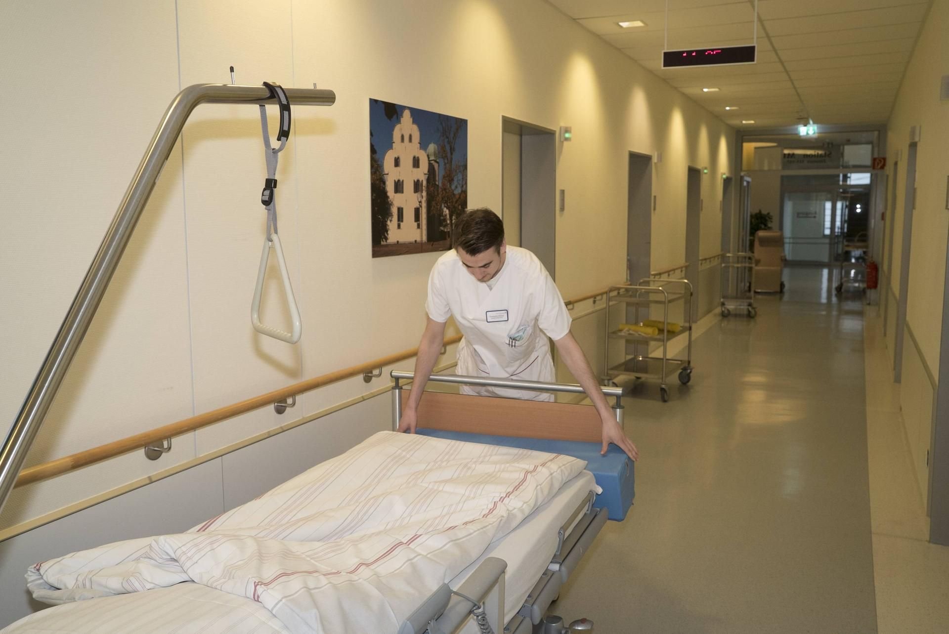 Bundesfreiwilligendienst im Krankenhaus. In Sachsen-Anhalt nimmt die Zahl der „Bufdis“ immer mehr ab. (Symbolbild)
