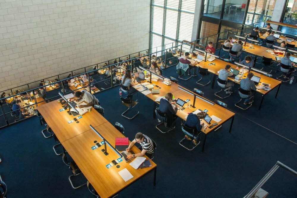 Seit in der Uni-Bibliothek die Pausenuhren eingeführt wurden, sind wenigstens ein paar Arbeitsplätze wieder frei. Aber liegt das wirklich an den blauen Pappscheiben? Oder ist die heiße Lernphase jetzt ohnehin vorüber?