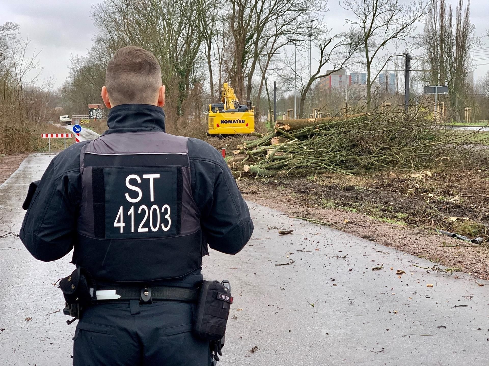 Baumfällung unter Polizeischutz