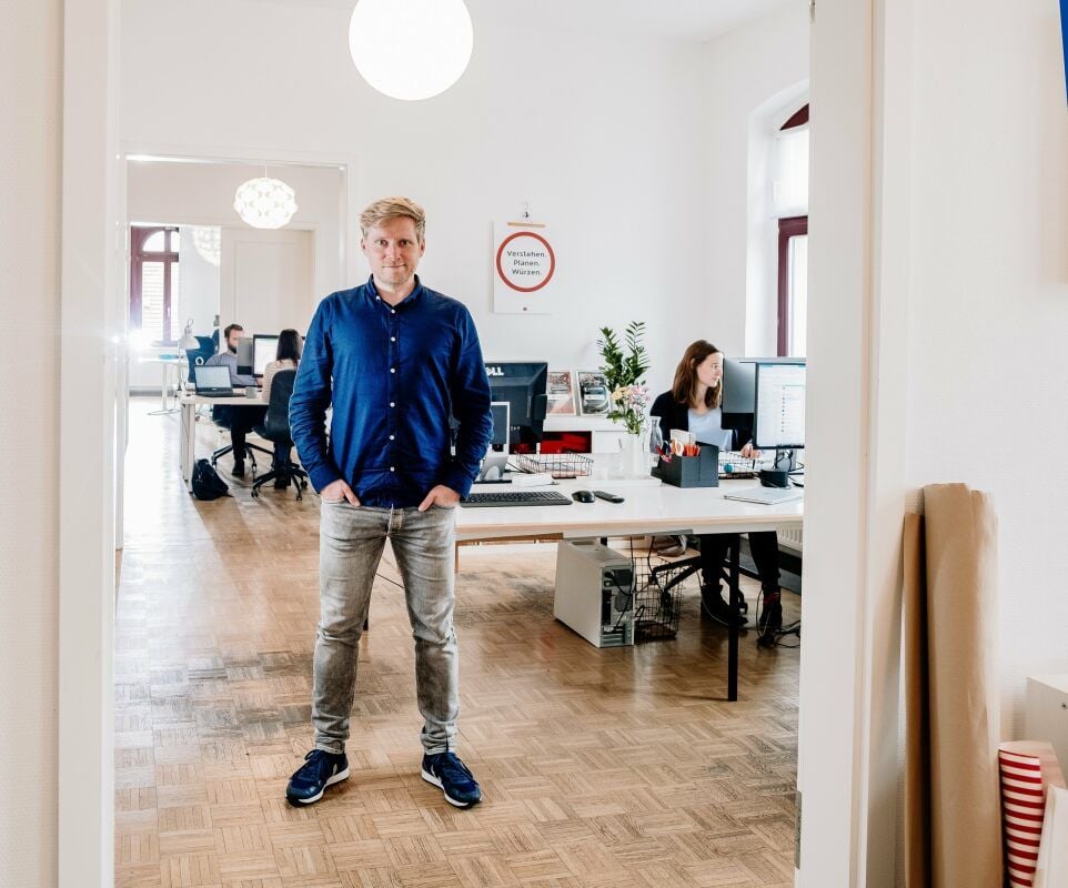 Martin Hummelt in seinem Magdeburger Büro. Der 37-Jährige will Sachsen-Anhalt mit seiner Arbeit voranbringen.