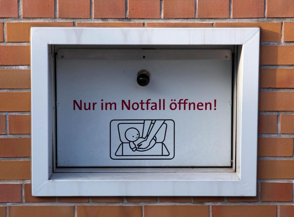 In sogenannten Babyklappen können Mütter ihre Neugeborenen anonym in einer Klinik abgeben.