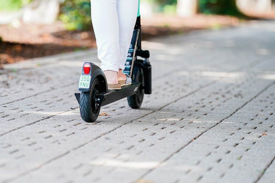Bald rollen E-Scooter in Halles Innenstadt. Zunächst werden 176 E-Scooter auf vier Strecken getestet.