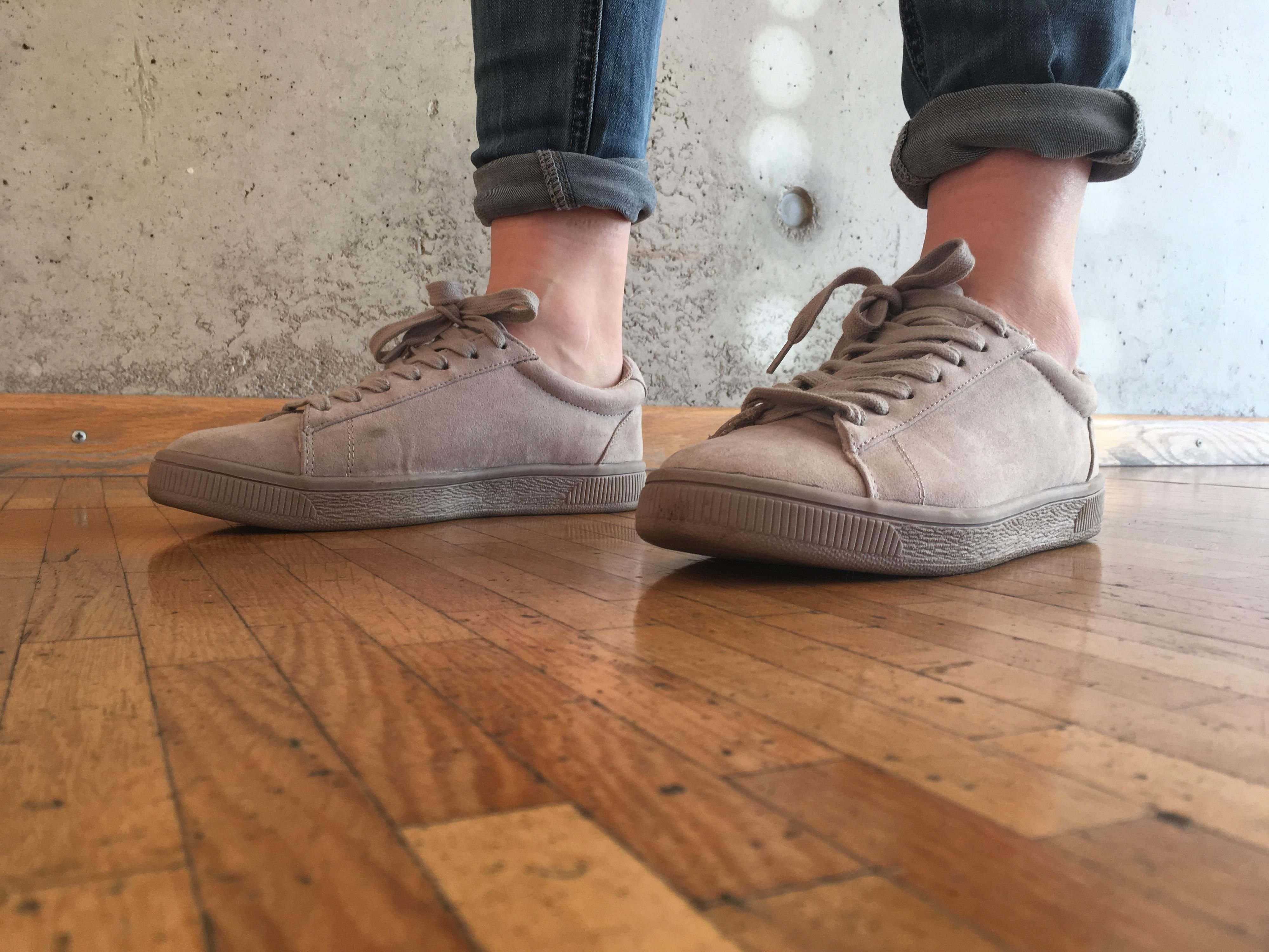 Wer seine Sneakers richtig in Szene setzten will, der krempelt die Hose hoch und verzichtet auf Socken – auch im Winter.
