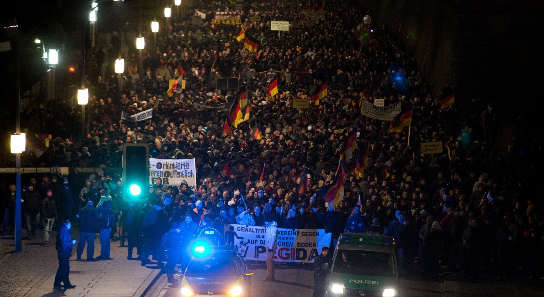Das Bündnis Legida hofft auf zahlreiche Beteiligung an der Demonstration im Januar. Das Foto zeigt die Pegida-Montagsdemonstration Anfang Dezember in Dresden.