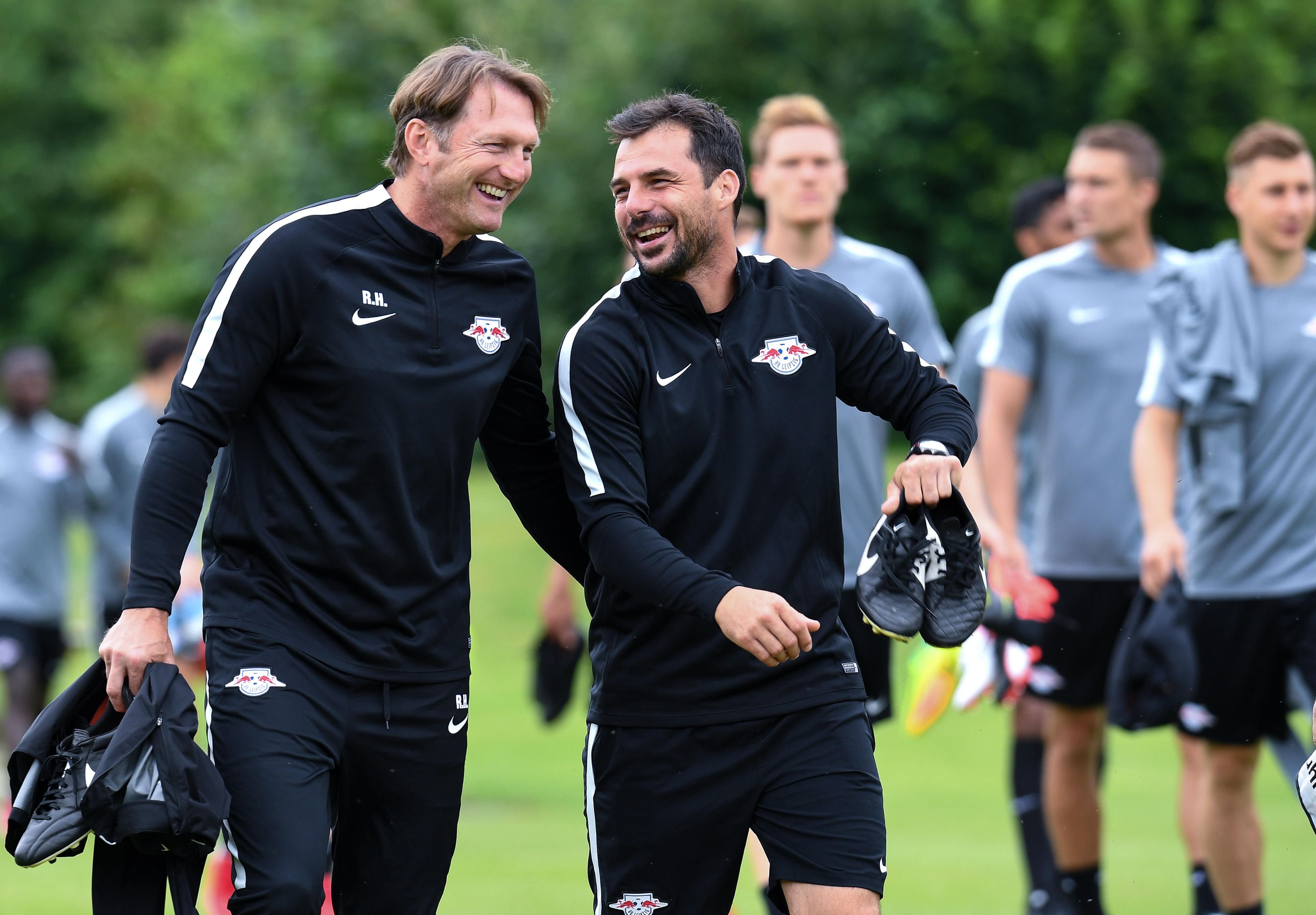 Trainer Ralph Hasenhüttl (l) und Co-Trainer Zsolt Löw im Gespräch.