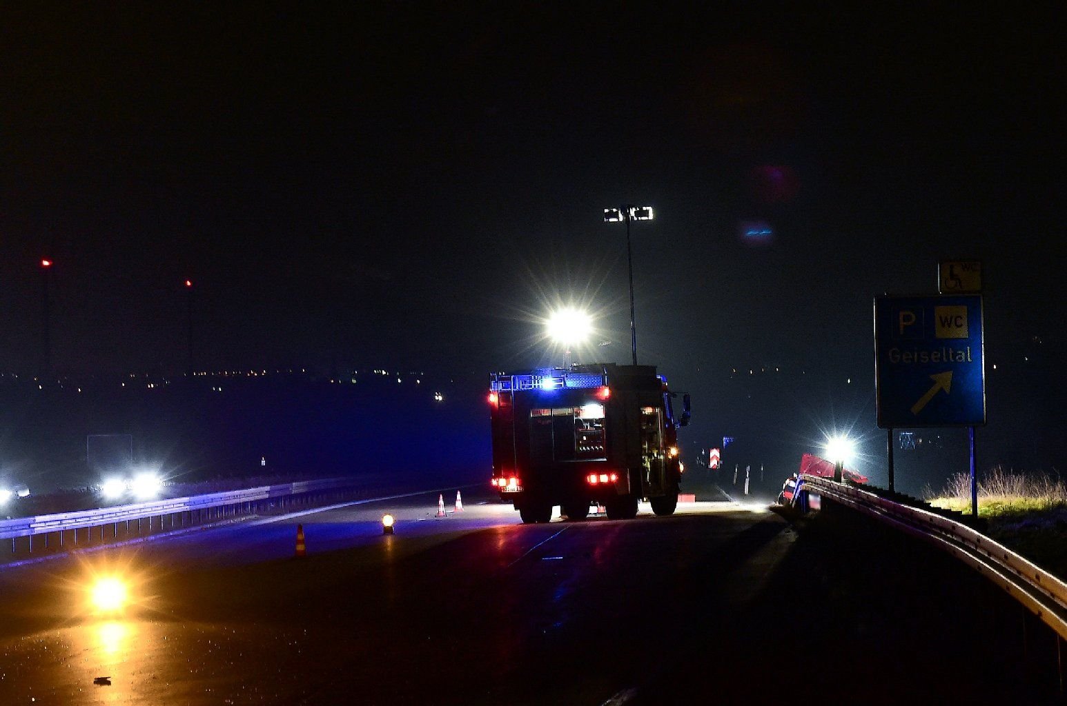 Die Unfallstelle auf der A38 zwischen Merseburg und Leipzig. Ein Mensch ist ums Leben gekommen.