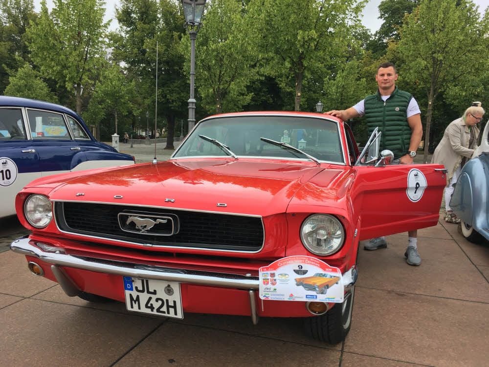 Ex-Boxweltmeister Robert Stieglitz rollte mit einem Ford Mustang, Baujahr 1966, auf den Bernburger Karlsplatz.