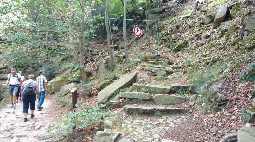 Seit zehn Jahren wandern Besucher des Bodetals am Abzweig zur Schurre an einer Absperrung vorbei. Die soll in ein paar Monaten verschwinden.