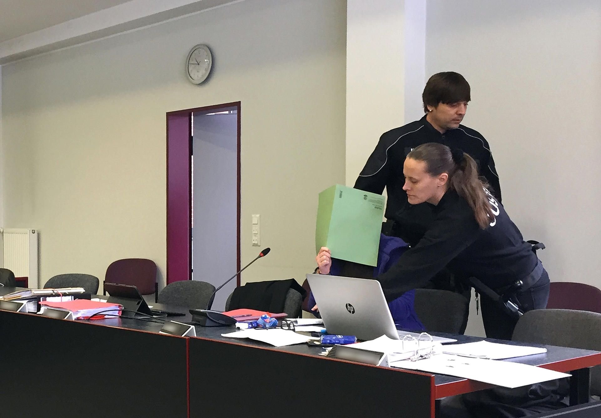 Die wegen Mordes an einer chinesischen Studentin angeklagte Xenia I. (M) wird am Montag von Justizbeamten in das Landgericht in Dessau-Roßlau geführt.