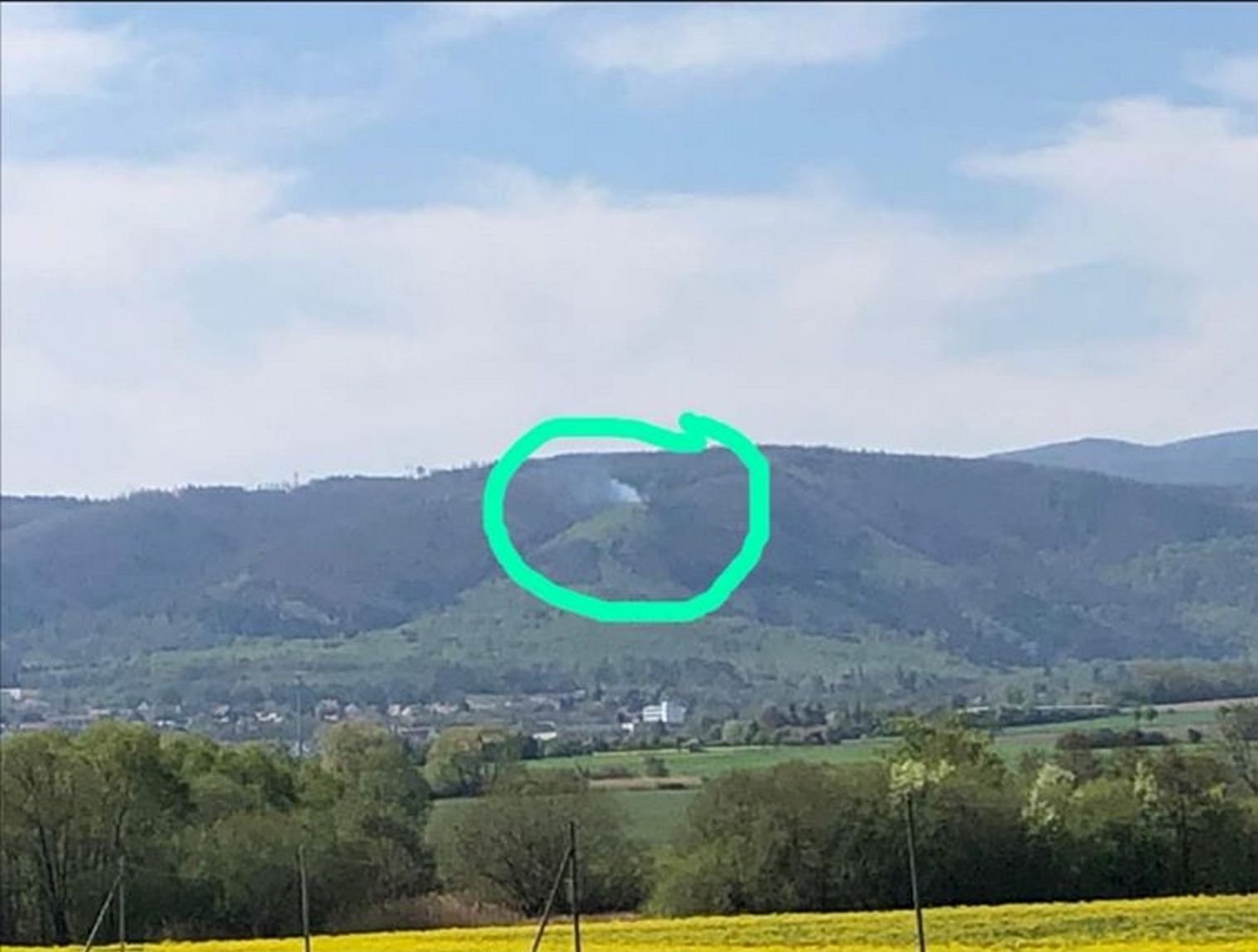 Das Foto eines Smartphones zeigt den Waldbrand nahe der Waldgaststätte Plessenburg bei Ilsenburg (Landkreis Harz).