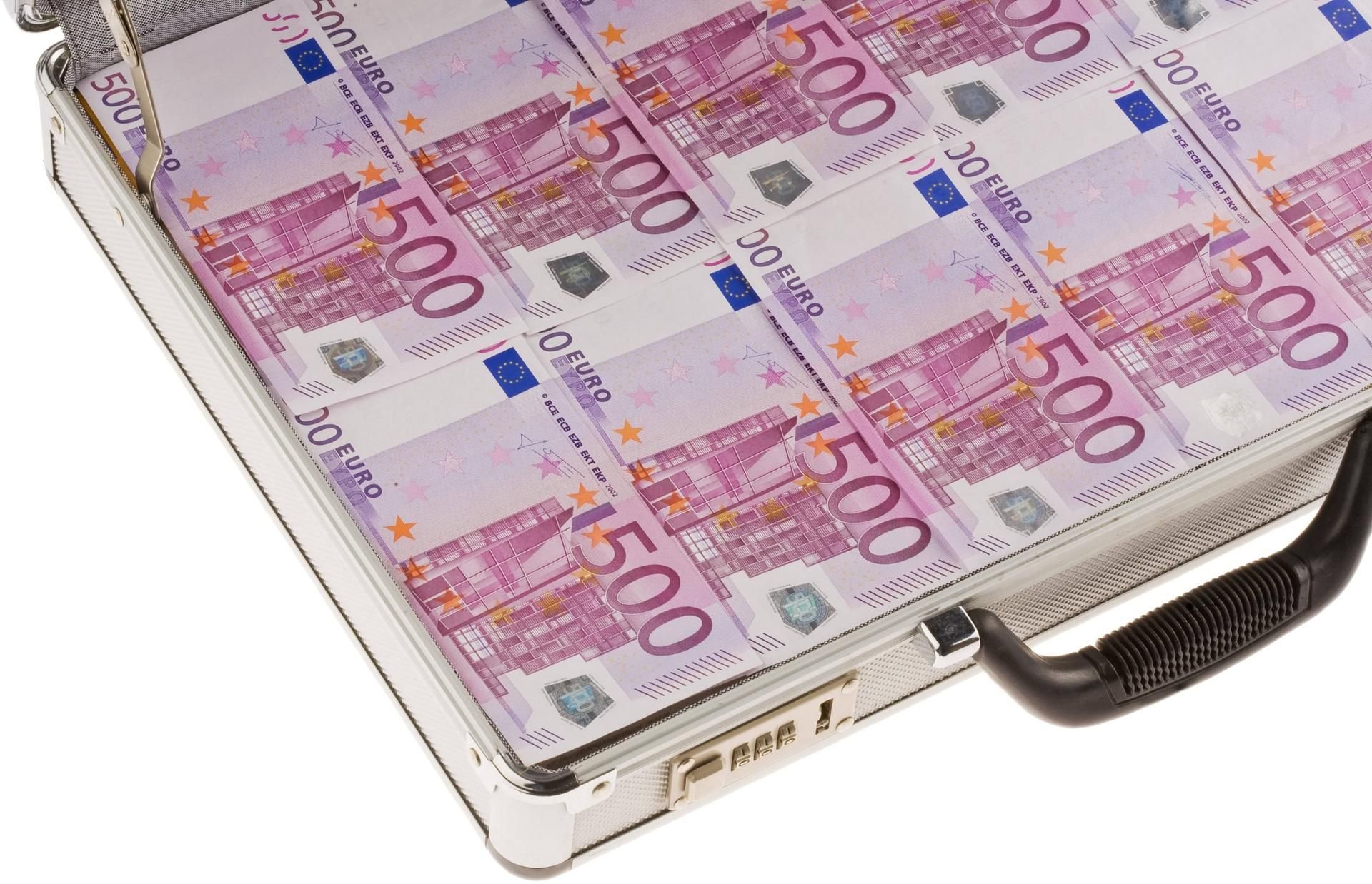 Geldkoffer: Sachsen-Anhalt muss dem umstrittenen Manager Dinnies Johannes von der Osten nun wohl eine Millionensumme als Vergütung nachzahlen.