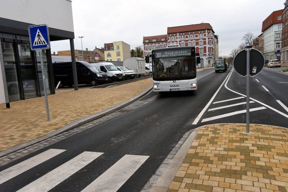 Wenn der neue Einkaufsmarkt an der Schützenstraße eröffnet ist, wird sich hier einiges ändern: Es werden deutlich mehr Autos fahren.