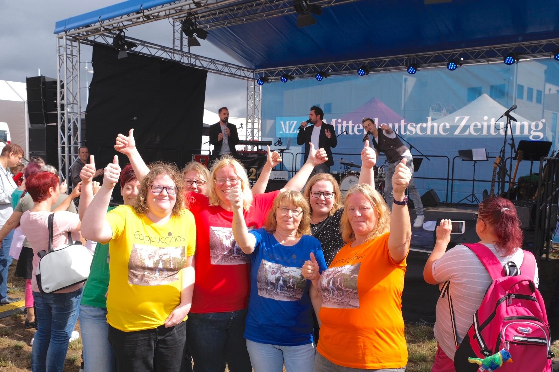 Susanne Schäfer (blaues Shirt) und Tochter Nadien (gelbes Shirt) beim Auftritt der Cappuccinos.