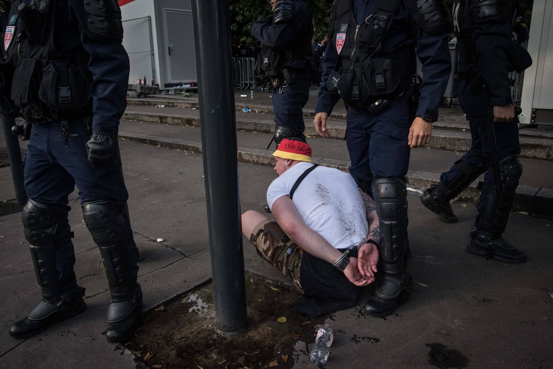 Ein deutscher Hooligans wird bei der EM von französischen Polizisten festgenommen.