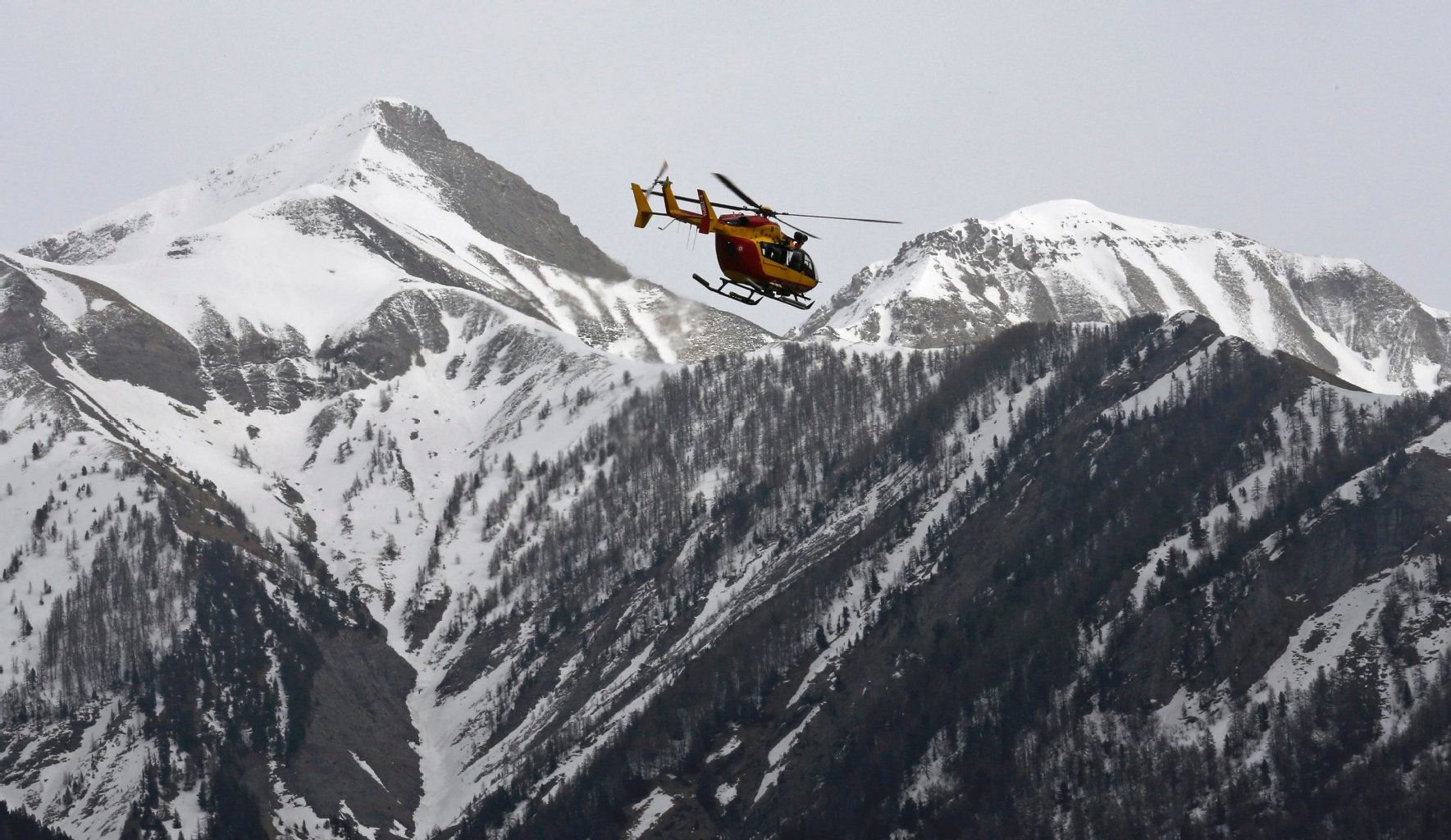 Ein Helikopter auf dem Weg zur Absturzstelle in der Nähe von Seyne-les-Alpes in den französischen Alpen.