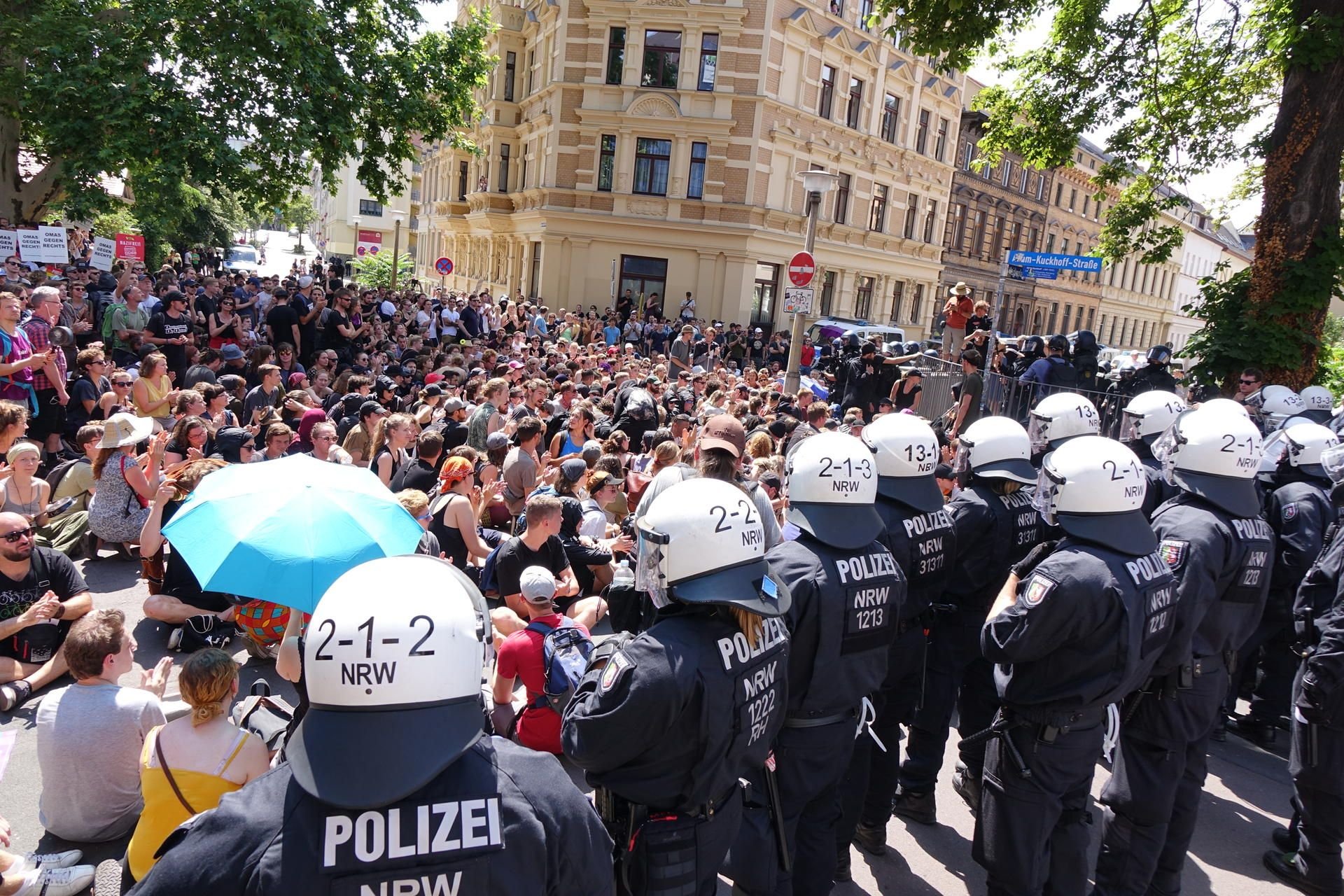 Großer Protest gegen die Identitäre Bewegung in Halle: An der Adam-Kuckhoff-Straße, in der das IB-Haus liegt, Ecke Weidenplan hatte es am Samstag eine Spontandemonstration gegeben, um den Aufmarsch der Identitären zu behindern. Außerdem wurde weitere Straßenkreuzungen im halleschen bebelviertel blockiert. Am Nachmittag wurde der IB schließlich der Aufmarsch untersagt.