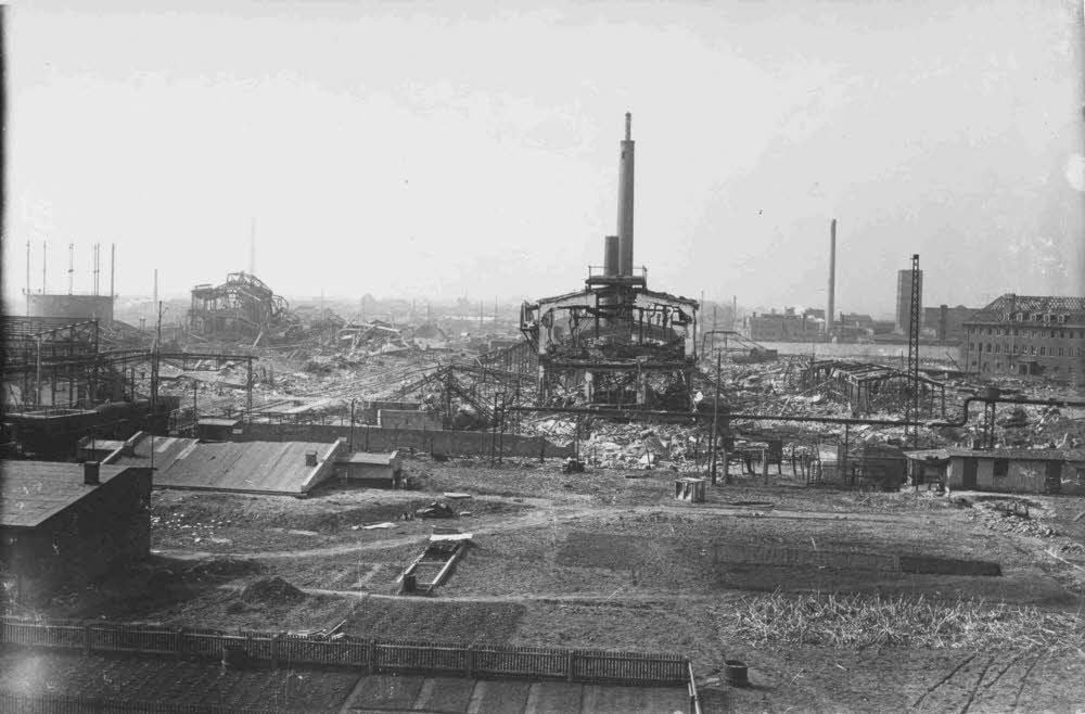 Das historische Foto ist vermutlich kurz nach dem Kriegsende entstanden und zeigt das zerstörte Orgacid-Werk.