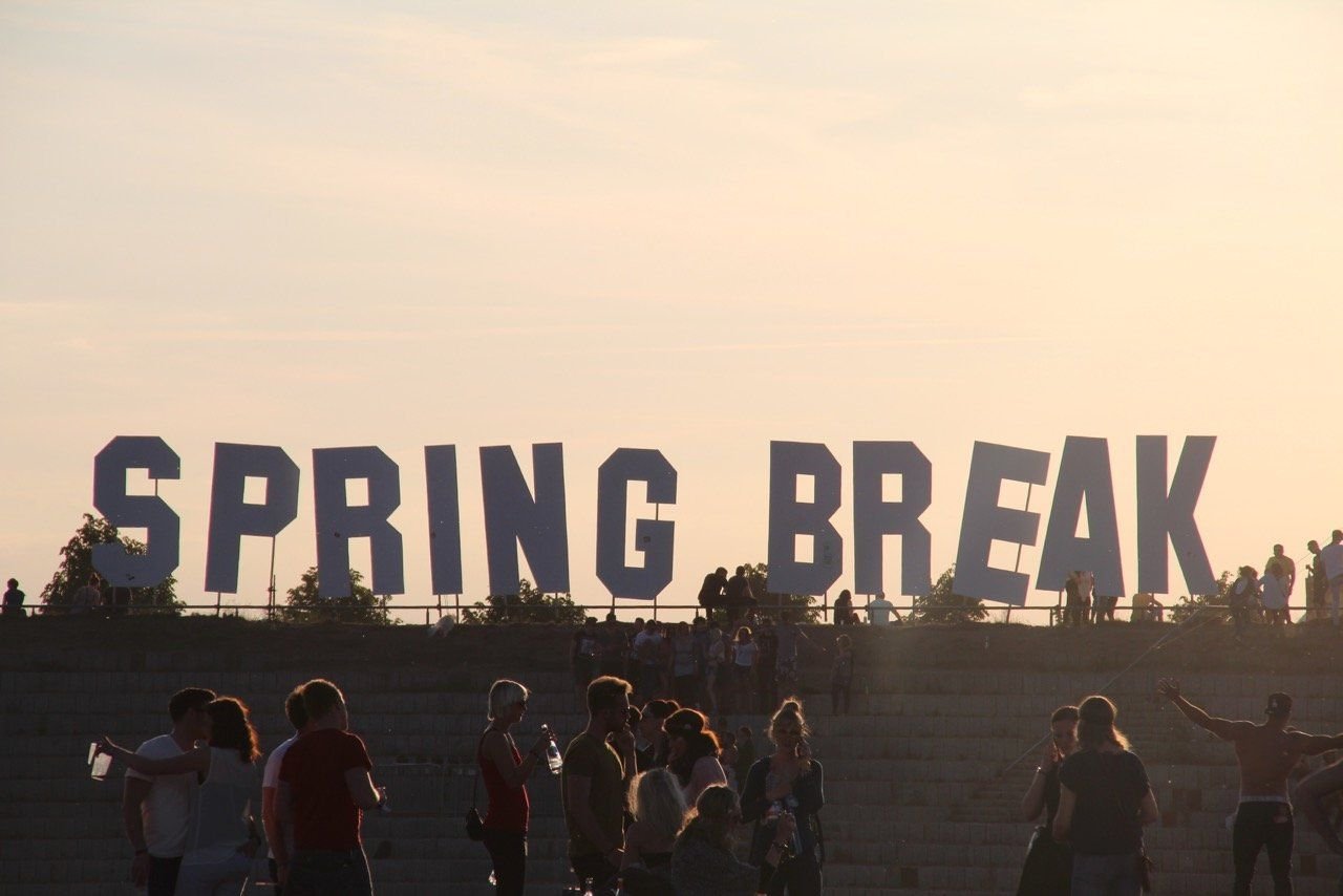 Der Schriftzug "Spring Break" auf dem Festivalgelände.