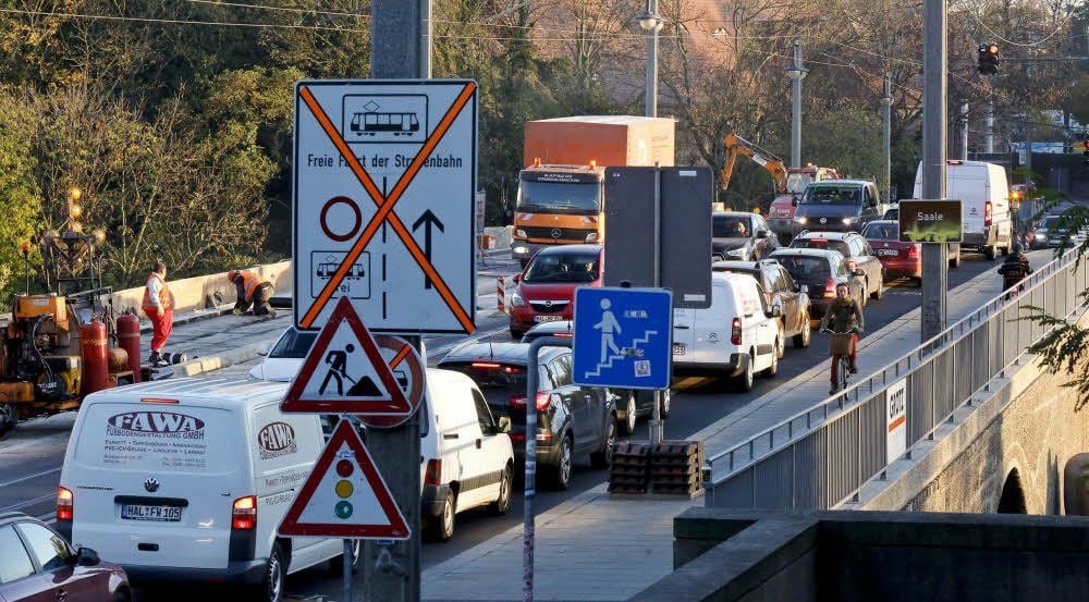 Freie Fahrt hat zurzeit niemand auf der Kröllwitzbrücke. Wegen der Baustelle wird der Verkehr nur einspurig per Ampel geregelt.