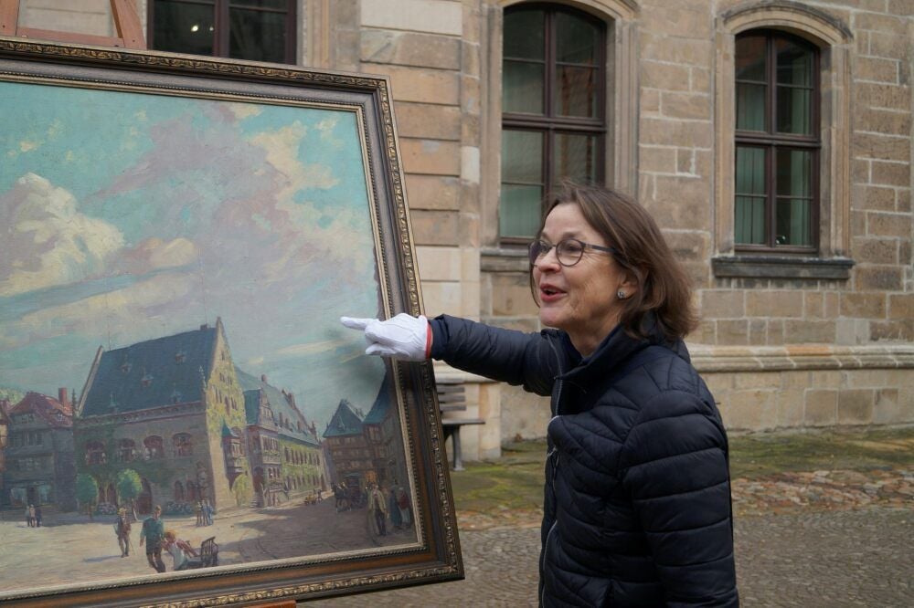 Restauratorin Roswitha Dreysse erklärt, was an dem Gemälde von Walter Gemm zu tun ist.
