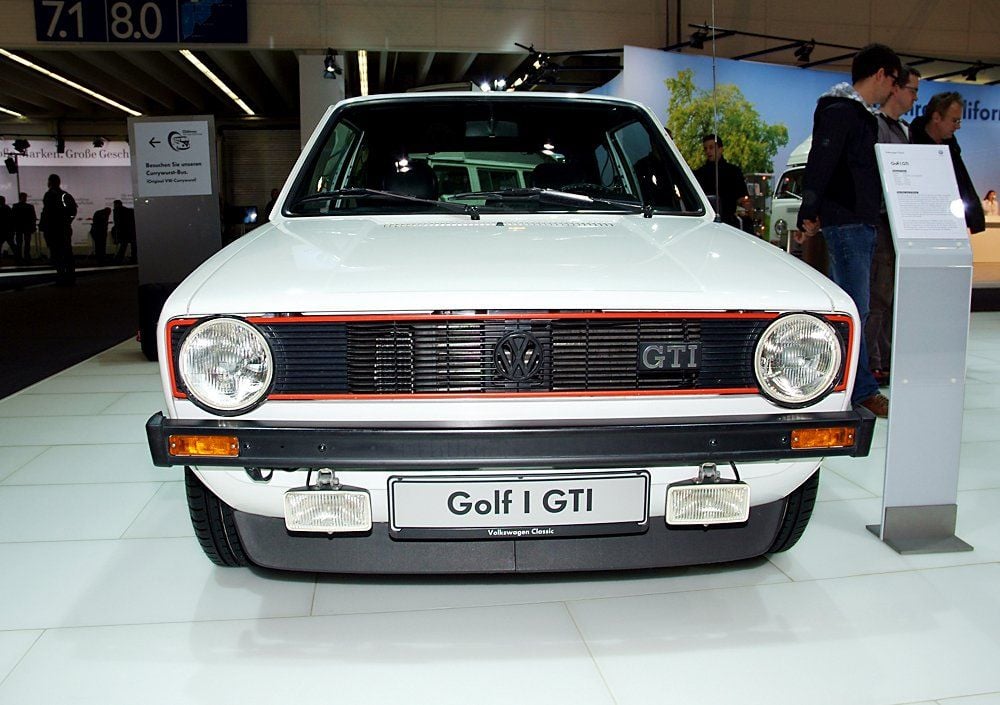 Der VW Golf I GTI führt die Ahnengalerie an, die sich bis zum neuen Golf VII GTI fortsetzt.