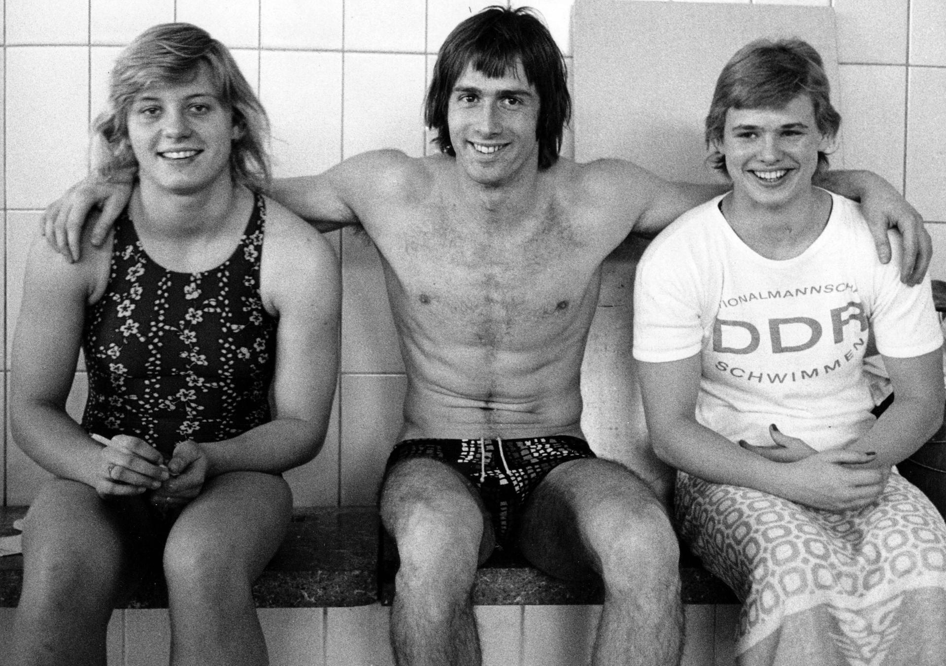 DDr-Schwimmstar Roland Matthes zwischen Kornelia Ender (l.) und Ulrike Richter (r.).