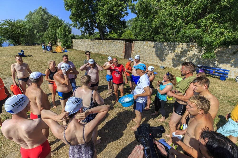 Etwa 20 Probeschwimmer gingen am Ditfurter See an den Start.
