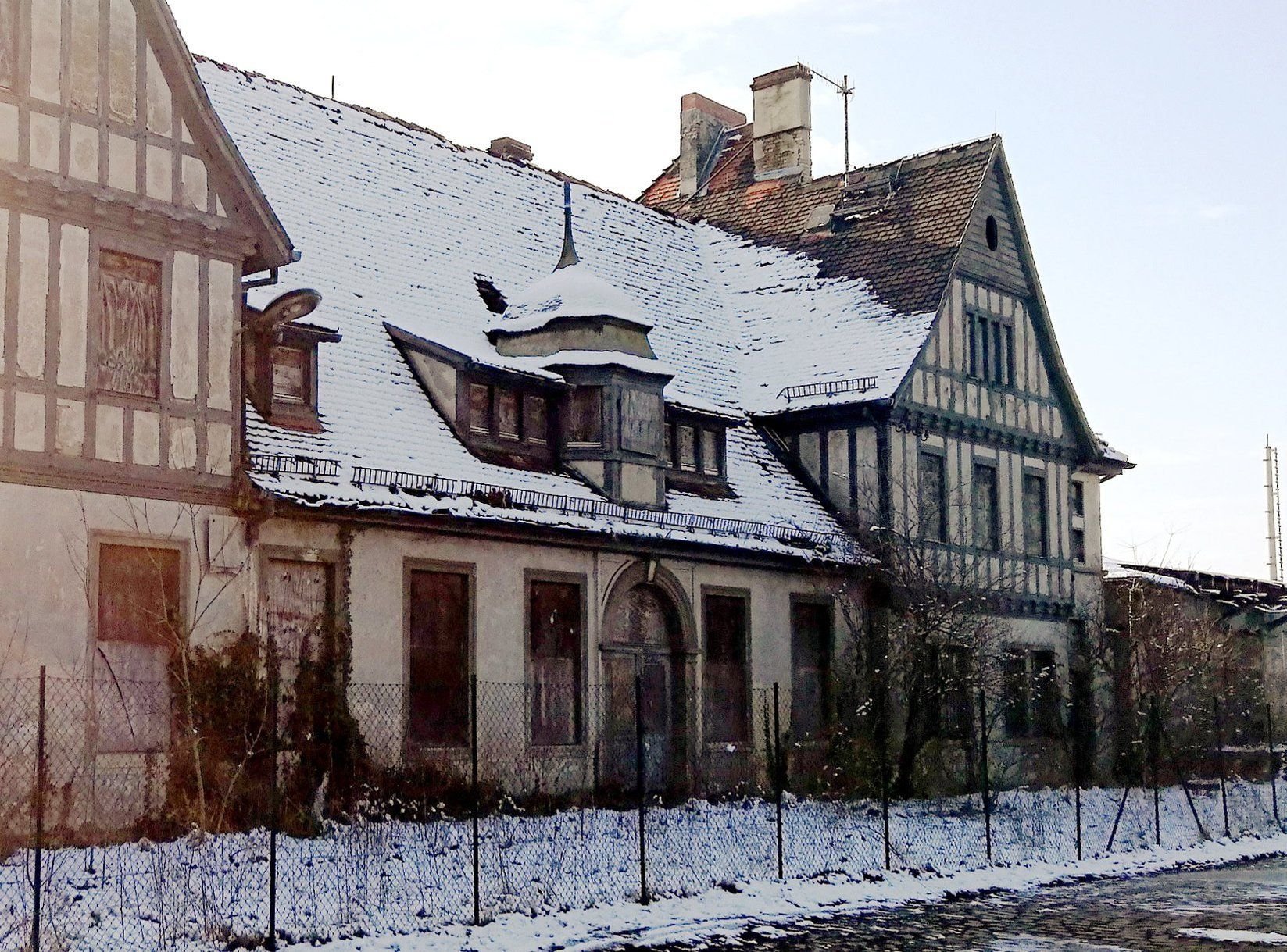 Das ehemalige Bahnhofsgebäude in Nachterstedt steht seit Jahren leer und ist baufällig.