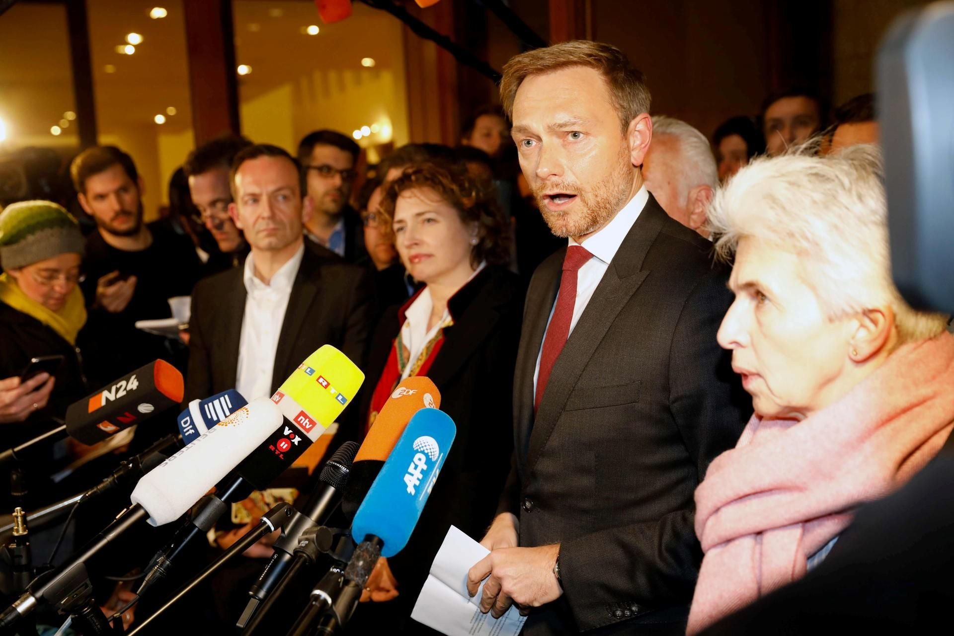 FDP-Chef Christian Lindner wandte sich am späten Sonntagabend an die Medien.