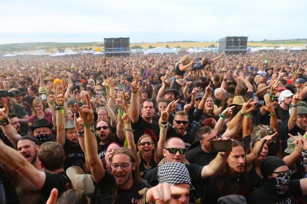 Tausende Metalfans haben 2019 beim „Rockharz“ auf dem Verkehrslandeplatz bei Ballenstedt gefeiert. Ein solches Bild gibt es 2020 nicht.