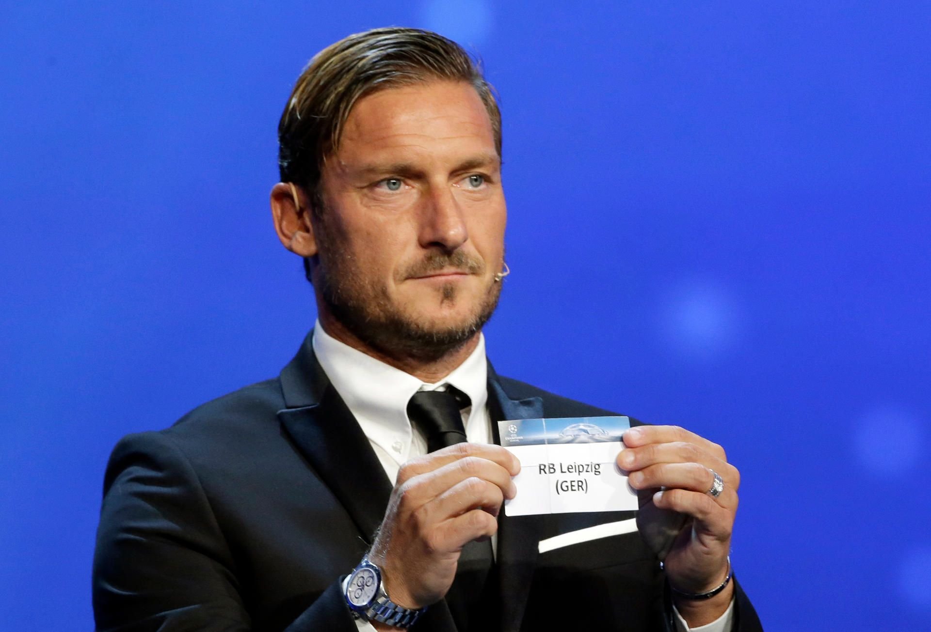 Italiens Fußball-Idol Francesco Totti zieht das Los von RB Leipzig in der Champions League.