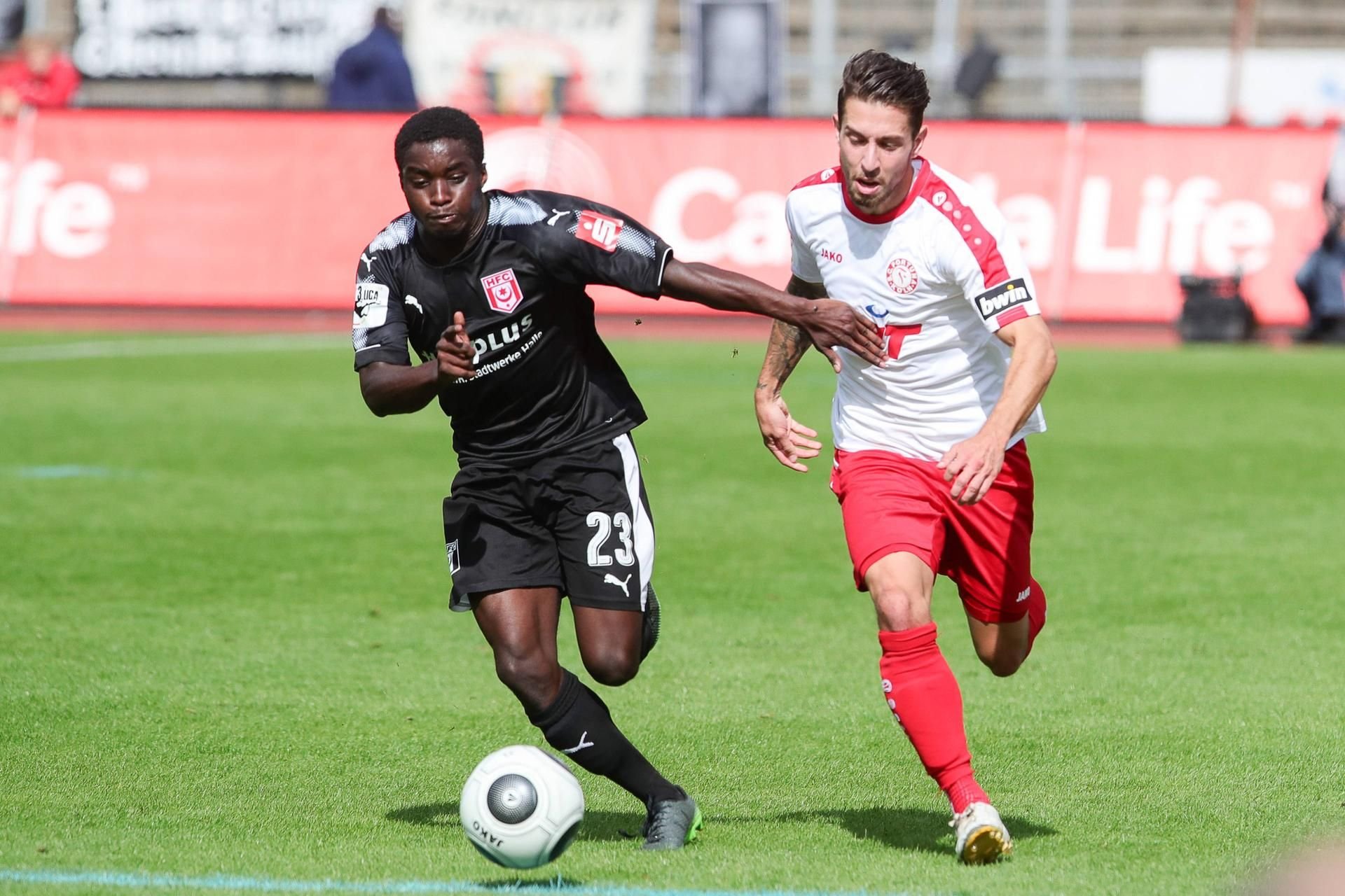 Halles Braydon Manu (l. ) im Laufduell mit Manuel Farrona Pulido.