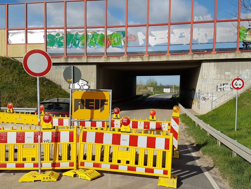 Eine Baustelle zwischen Schkeuditz und Ermlitz hat einen Rettungswagen in eine Sackgasse geführt.