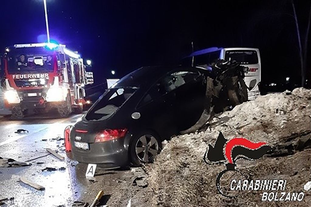 Das von den Carabinieri Bozen herausgegebene Foto zeigt den Unfallwagen, der auf eine Mauer aufgefahren ist.