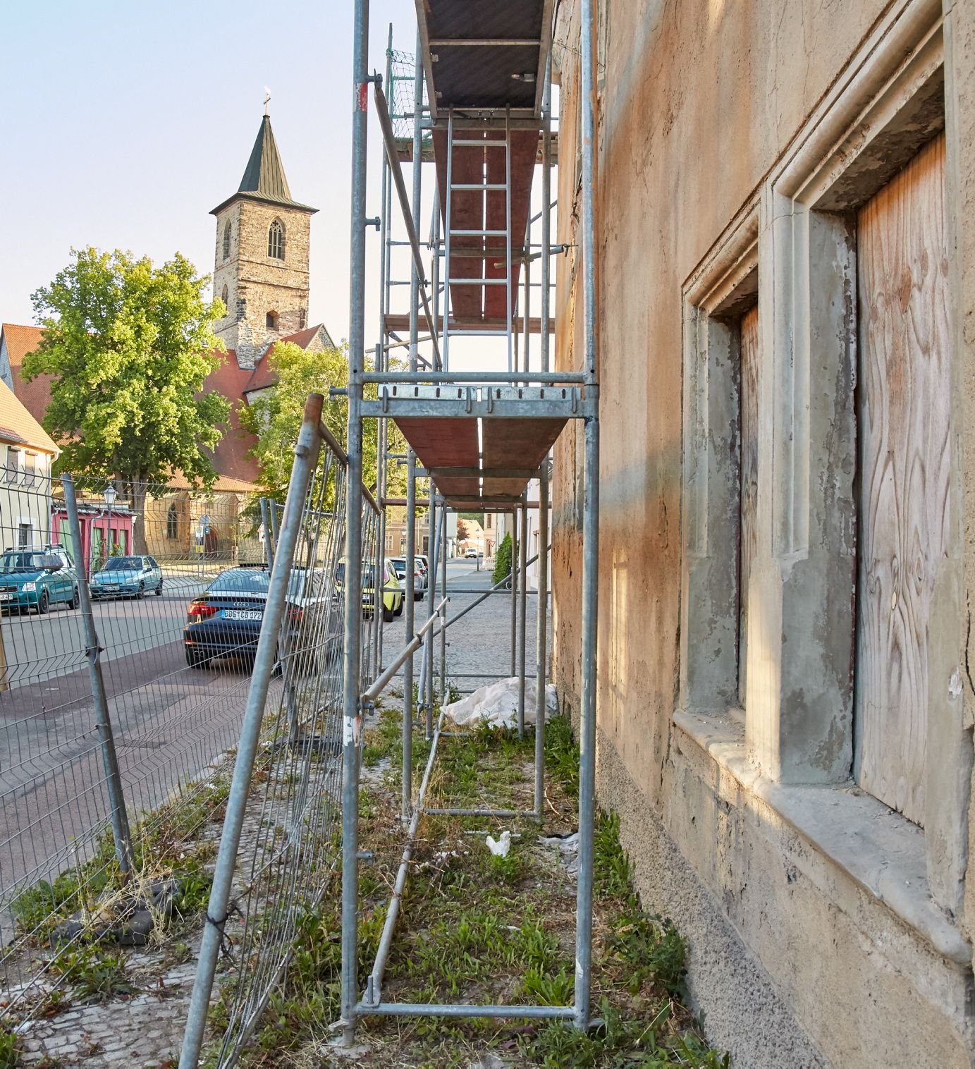 Erst wenn Gerüst und Bauzaun verschwunden sind, kann der Fußweg in der Nicolaistraße in Bernburg neu gepflastert werden.