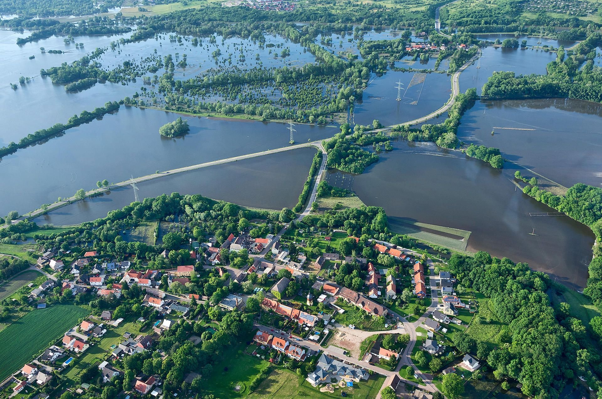Immer wieder wird der Schkopauer Ortsteil Hohenweiden vom Hochwasser heimgesucht. Ein Schutzdeich soll das verhindern.