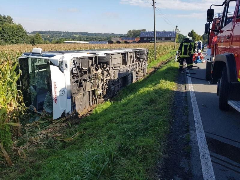 Der verunglückte Bus liegt bei Tecklenburg in einem Feld.