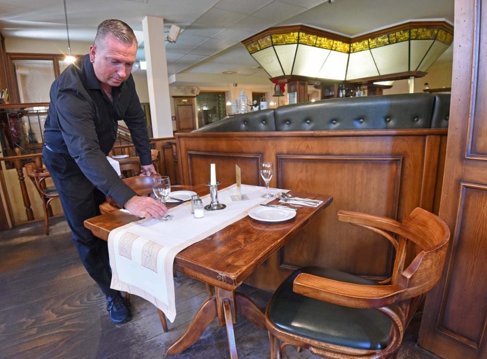 Das Foto von Mitte April zeigt, wie es funktionieren kann: Im Restaurant Il Mondo in Aschersleben wird nur jeder zweite Tisch besetzt.