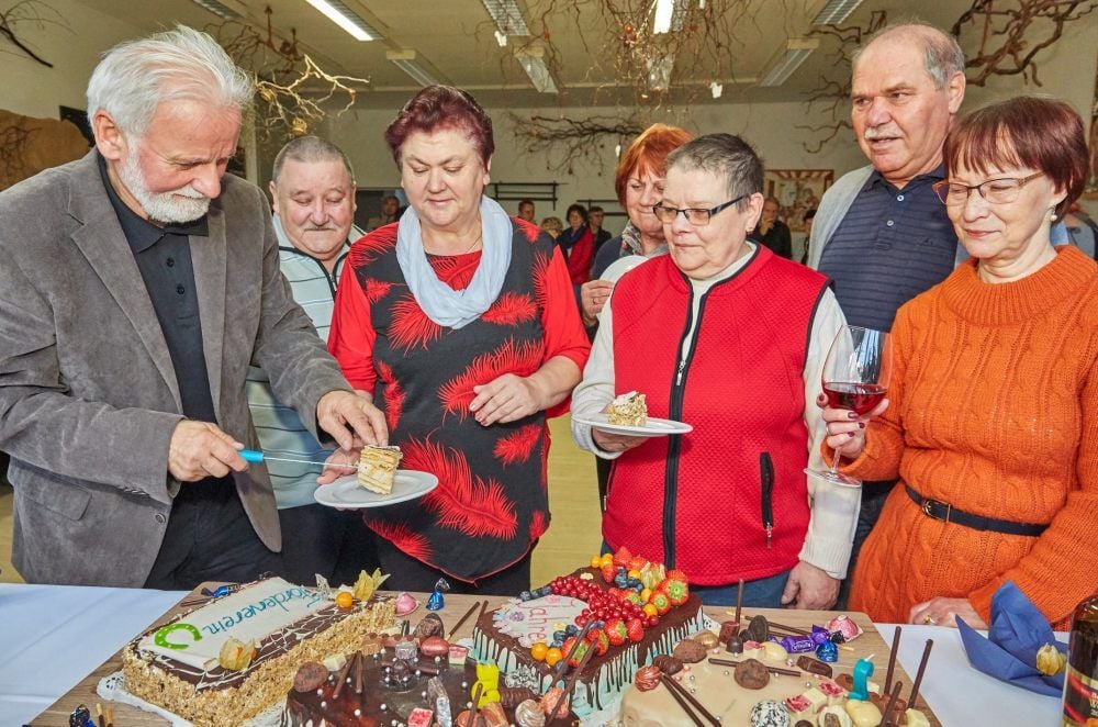 Frank Larisch (von links) schnitt die Geburtstagstorte für seine ehrenamtlichen Helfer Heinz Streblow, Raisa Ignatenko, Monika Albrecht, Editha Kersting, Hubert Zabel und Henriette Weber an.