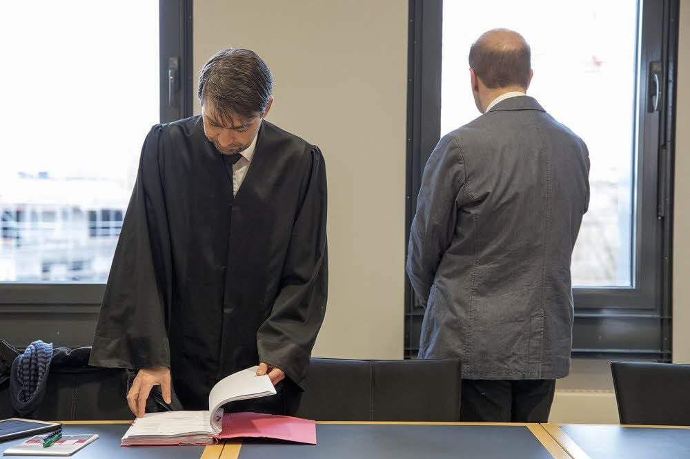 Der verurteilte Arzt mit seinem Anwalt Rouven Colbatz im Landgericht Magdeburg.