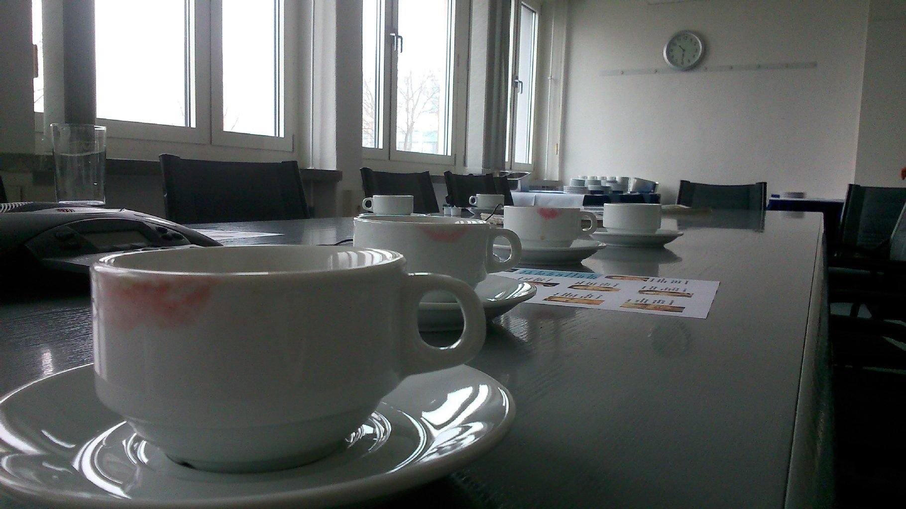 Das erste Treffen im Konferenzraum ist beendet. Die Arbeit kann beginnen.