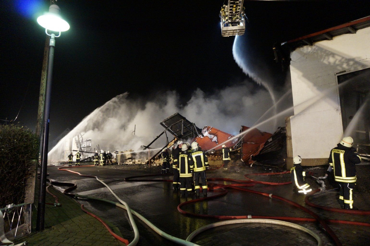 In Sittichenbach bei Eisleben ist eine große Scheune vollständig niedergebrannt.