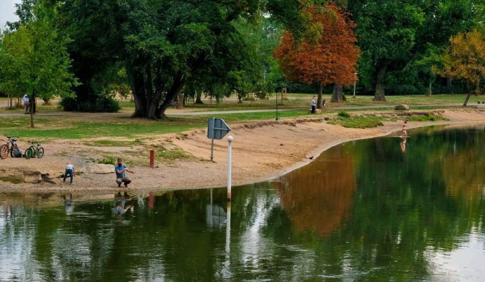 Der Saalestrand ist eine beliebte Badestelle.